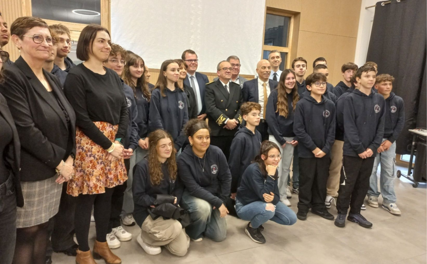 Les élèves de la classe Défense et Sécurité Globales, avec M. Delomini, principal et Mmes Mouton et Martin (à gauche), entourant M. Christophe Pecate Sous-Préfet, Mme Farina-Berlioz,  le Colonel Rebuffel, MM. Christian Grimaud et Arnaud Charpentier